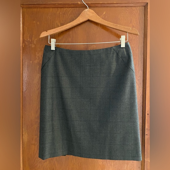 Banana Republic classic straight skirt. - Picture 1 of 2